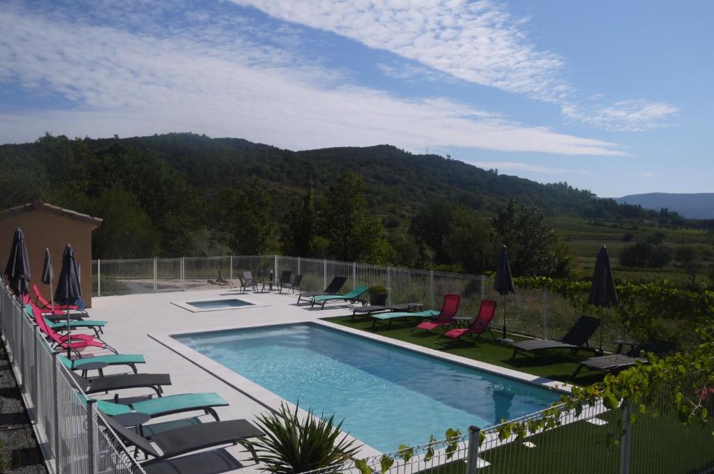 Nespecifikovaný výhled na hory nebo výhled na hory při pohledu z prázdninového domu