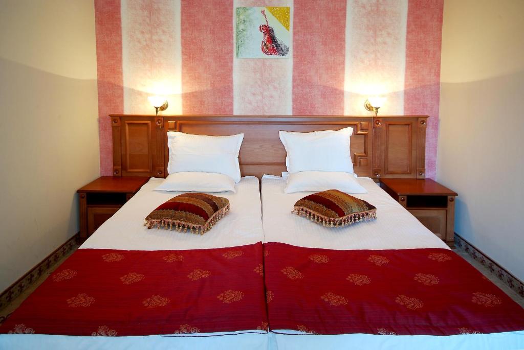 Postel nebo postele na pokoji v ubytování Karolina Hotel