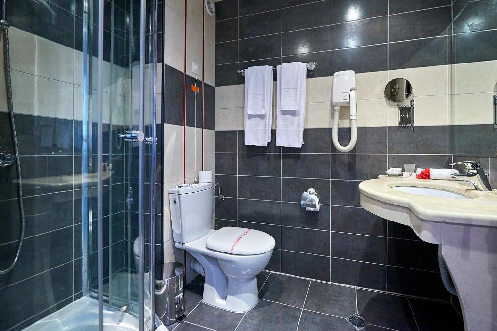 Koupelna v ubytování Karolina Hotel