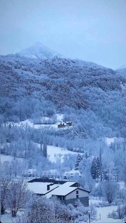 Up Benasque El Grito de Tarzan during the winter