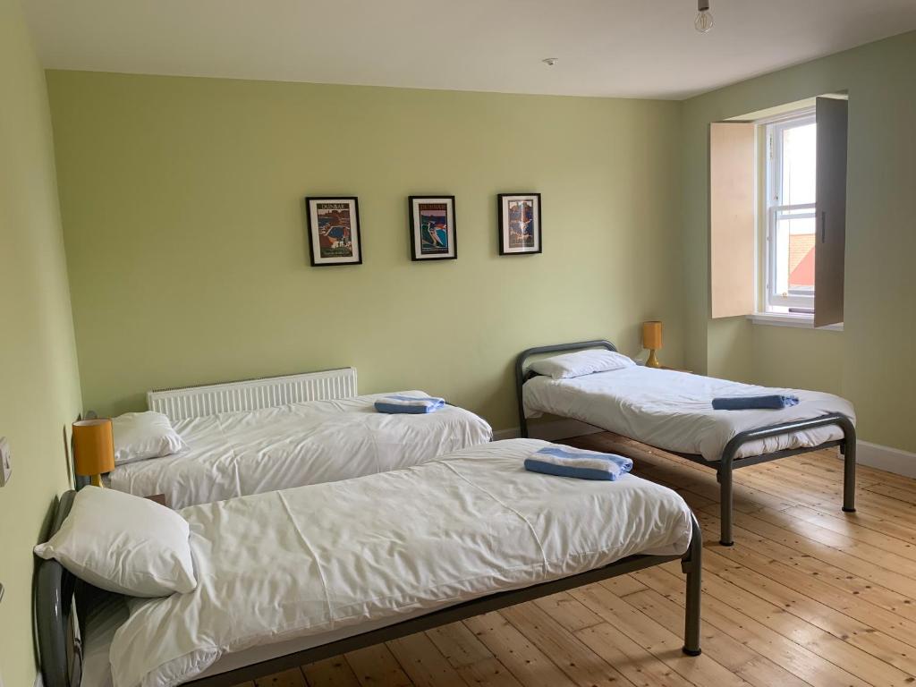 Letto o letti in una camera di The Dolphin Inn Hostel