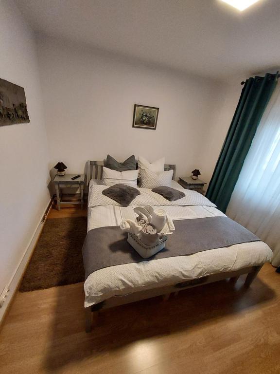 1 dormitorio con 1 cama grande con sábanas blancas en Vintage Central Apartament, en Târgu Jiu