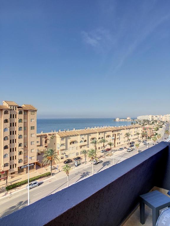 balkon z widokiem na miasto i ocean w obiekcie La Manga Jardín del Mar - 5709 w mieście La Manga del Mar Menor
