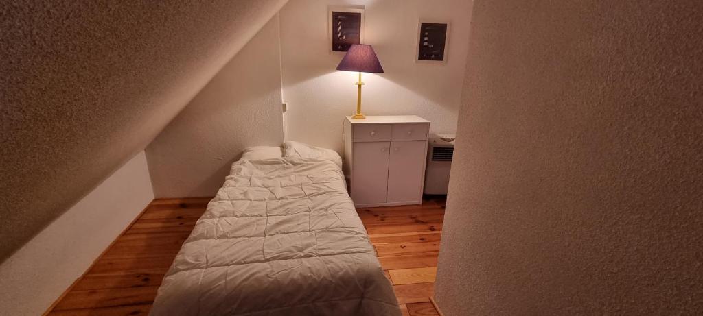 Cama o camas de una habitaci&oacute;n en hebergement-luxeuil-les-bains