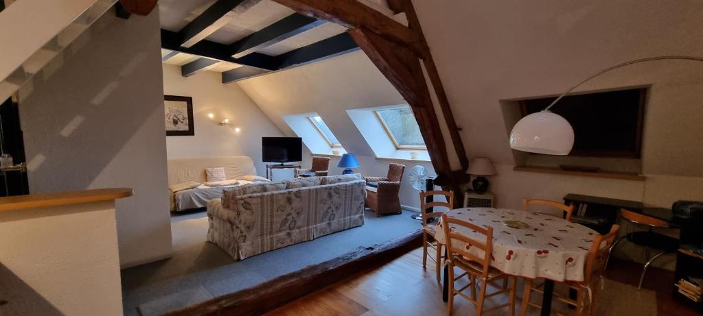 sala de estar con sofá y mesa en hebergement-luxeuil-les-bains, en Luxeuil-les-Bains