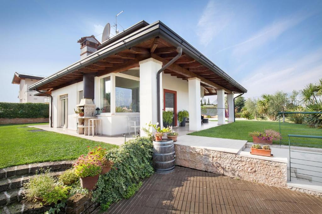 a house with a porch and a patio at Villa Mexico-Con Piscina e Whirpool in Lazise