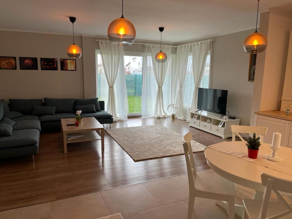 un soggiorno con un divano e un tavolo di Beautiful Colors Residence Villa a Otopeni