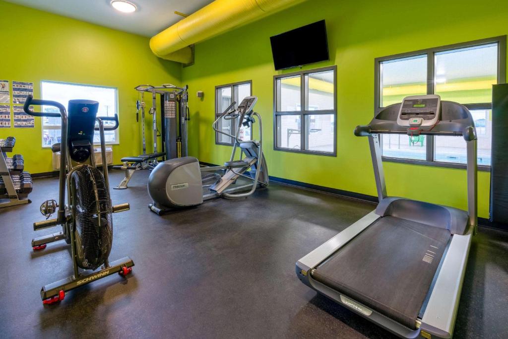 Fitness centrum a/nebo fitness zařízení v ubytování Super 8 by Wyndham Winnipeg East MB