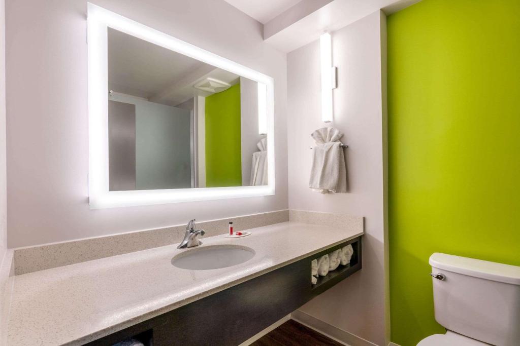 Super 8 by Wyndham Winnipeg East MB - Resim 29