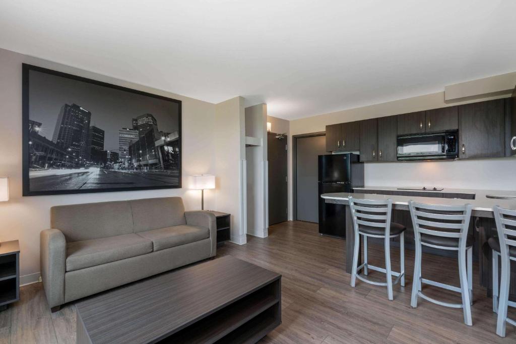 Super 8 by Wyndham Winnipeg East MB - Resim 35