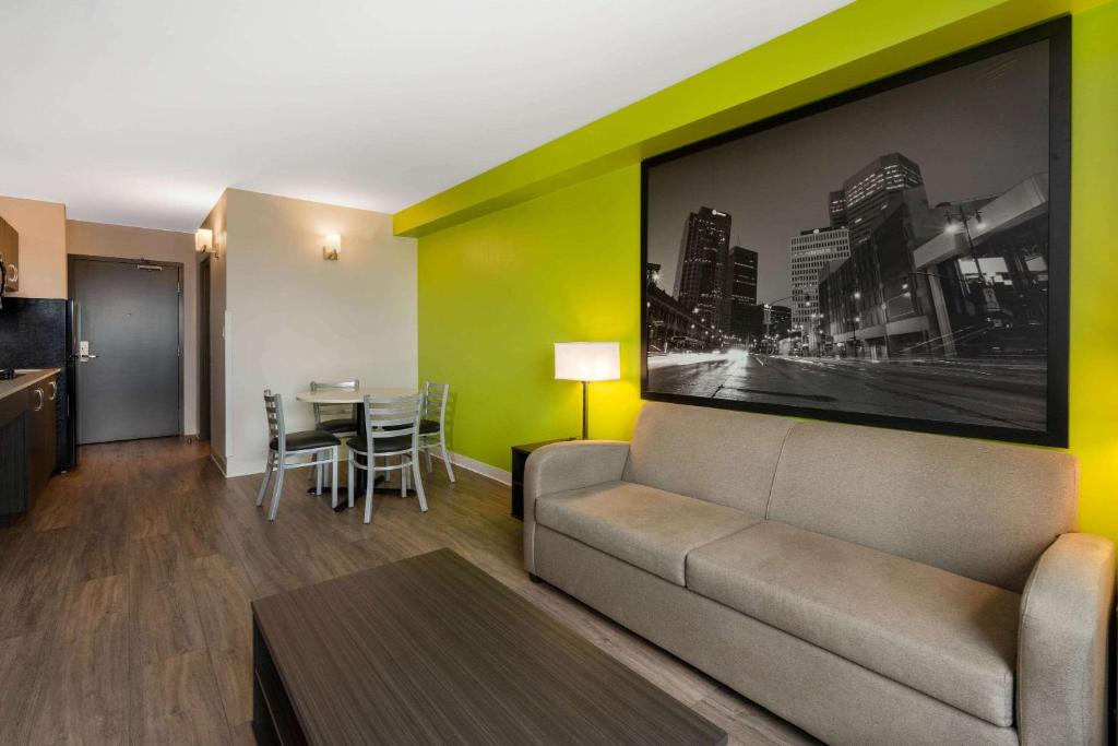 Posezení v ubytování Super 8 by Wyndham Winnipeg East MB