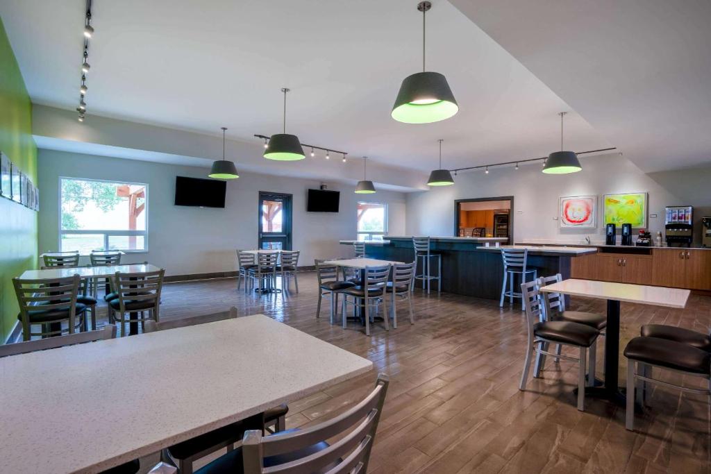 Super 8 by Wyndham Winnipeg East MB - Resim 39