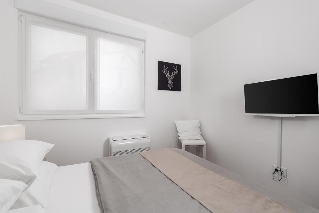 Televízia a/alebo spoločenská miestnosť v ubytovaní Apartment Mara Opatija with rooftop swimming pool