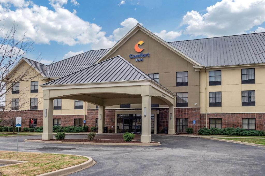 a front view of a cranberry hotel at Comfort Inn Southwest Louisville in Louisville