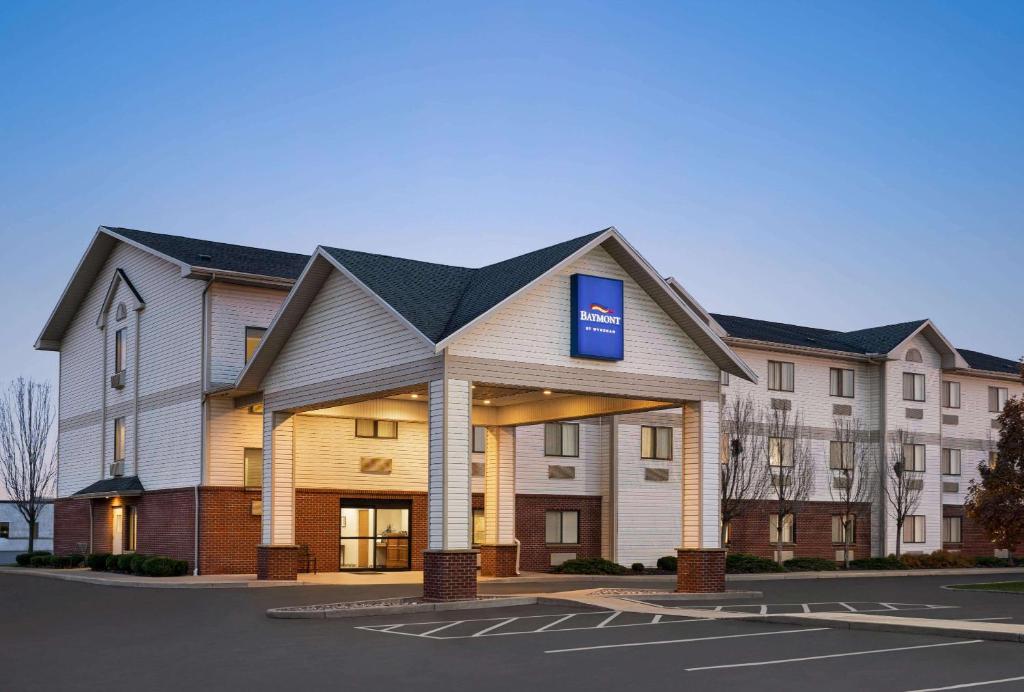 a hotel with a sign on the front of it at Baymont by Wyndham Buffalo in Buffalo