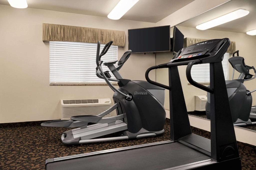 Fitness centrum a/nebo fitness zařízení v ubytování Baymont by Wyndham Buffalo