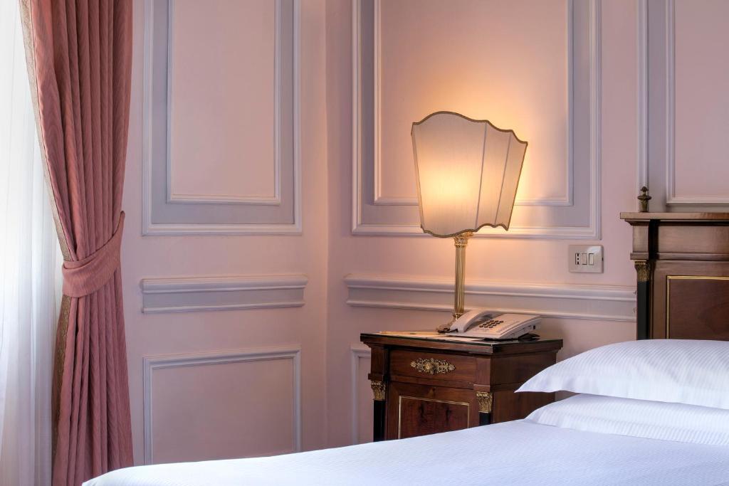 Postel nebo postele na pokoji v ubytování Hotel Quirinale