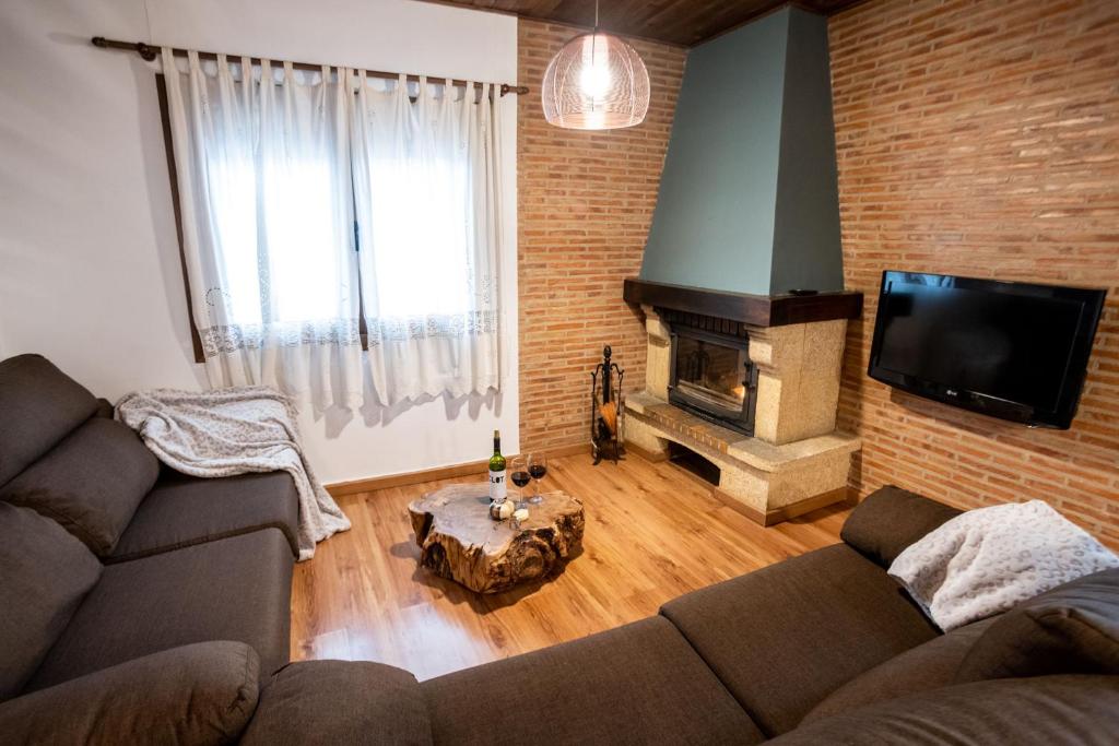 TV a/nebo společenská místnost v ubytování LA CASETA Turismo Rural