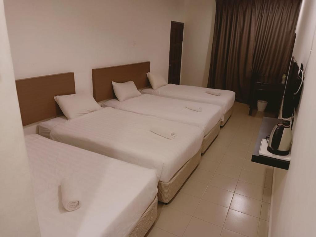 Postel nebo postele na pokoji v ubytování T Hotel Anggerik