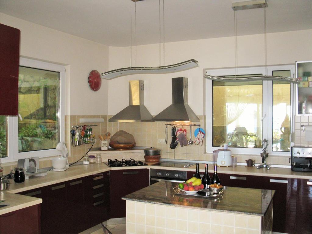 una cucina con lavandino e piano cottura forno superiore di Villa Yukka a Utjeha