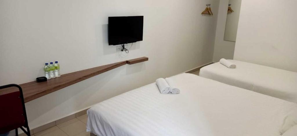 Postel nebo postele na pokoji v ubytování T Hotel Anggerik