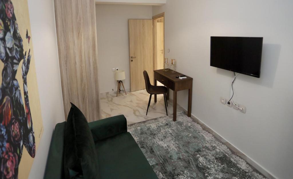 Telewizja i/lub zestaw kina domowego w obiekcie LA Larissa Luxury Apartments Peneus