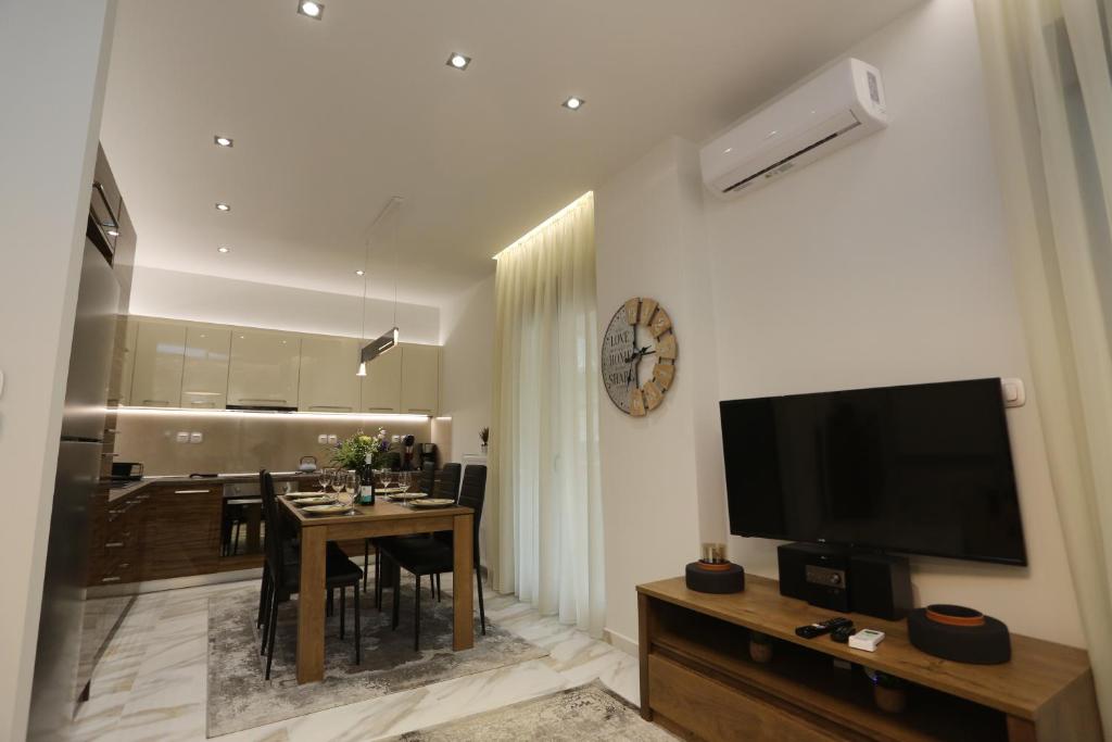 Telewizja i/lub zestaw kina domowego w obiekcie LA Larissa Luxury Apartments Peneus