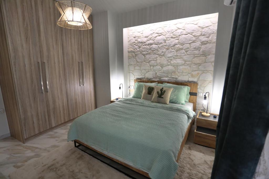 Łóżko lub łóżka w pokoju w obiekcie LA Larissa Luxury Apartments Peneus