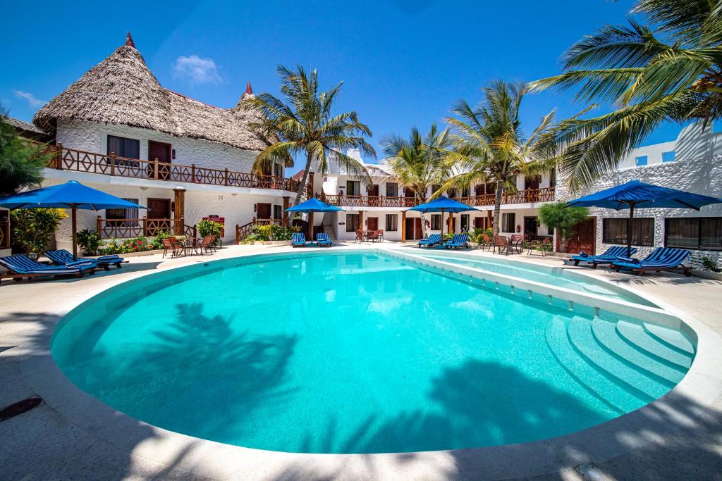 una piscina frente a un complejo en PrideInn Hotel Nyali en Mombasa