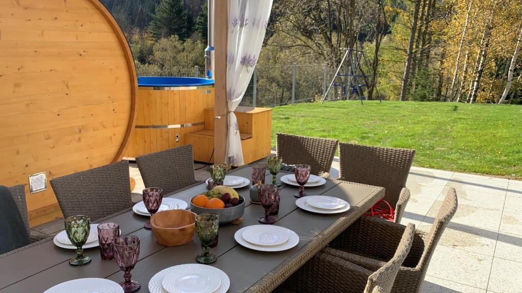 Vonkajšia záhrada v ubytovaní Tylko Tu i Teraz- Sauna, Balia z jacuzzi, Bon turystyczny