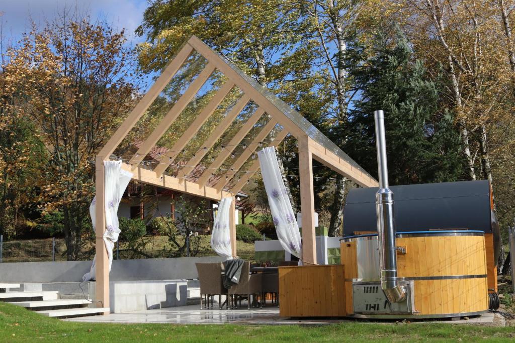 Vonkajšia záhrada v ubytovaní Tylko Tu i Teraz- Sauna, Balia z jacuzzi, Bon turystyczny