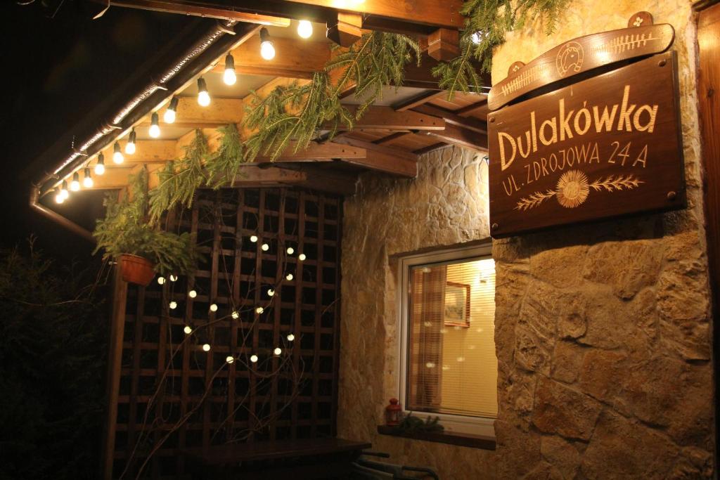 restauracja z napisem "dolvidivos" we Włoszech w obiekcie Dulakówka - domek na każdą pogodę w mieście Piwniczna