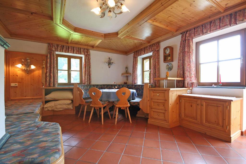 cocina con mesa y sillas en una habitación en Almliesl LOFE-460, en Sankt Martin bei Lofer