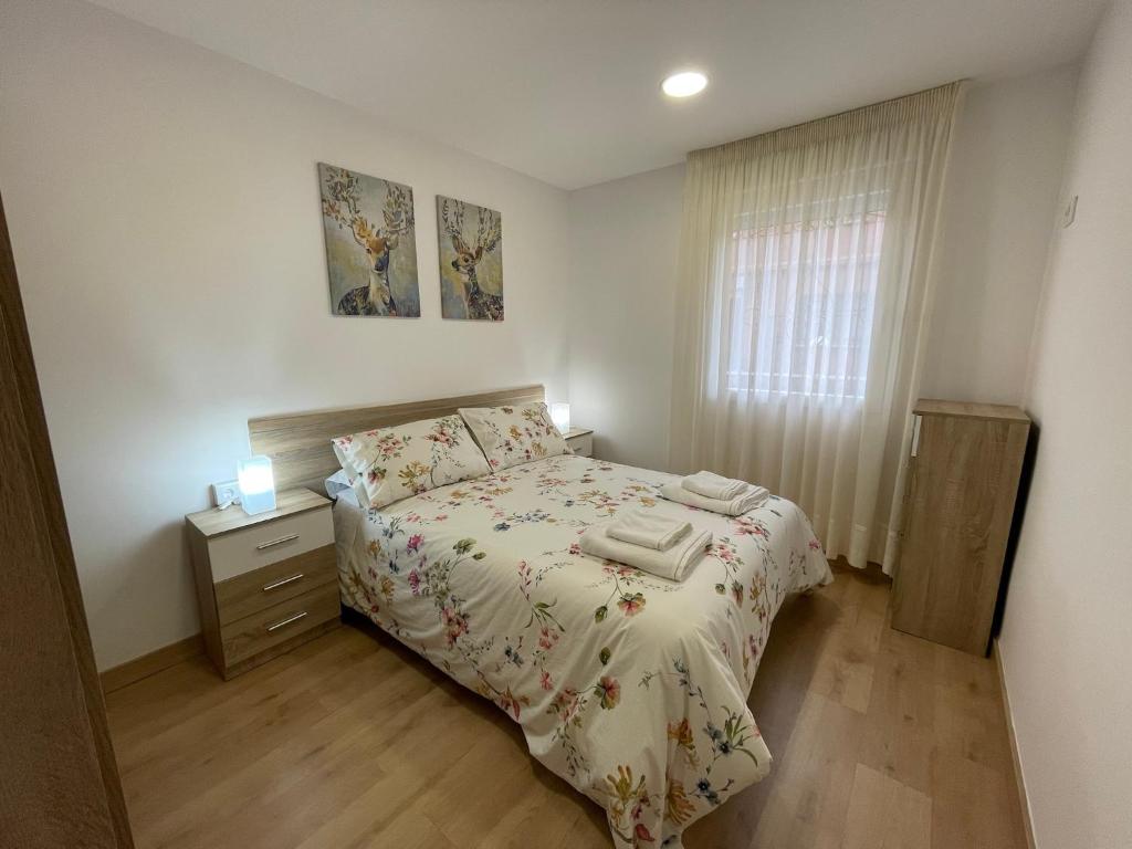 Habitación pequeña con cama y ventana en Apartamentos turísticos Pidal 3 VUT-09-316, en Burgos