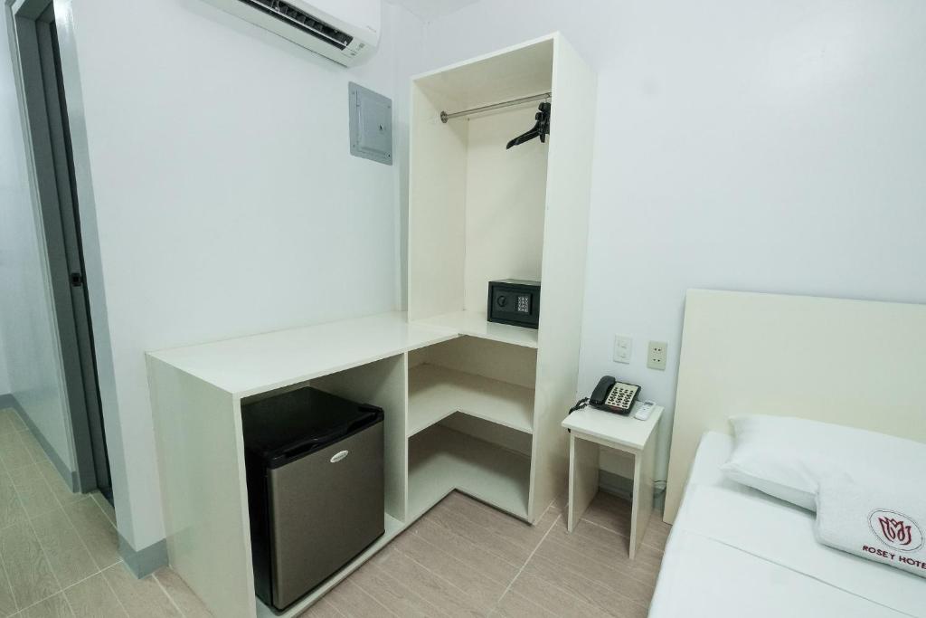 Postel nebo postele na pokoji v ubytování Rosey Hotel