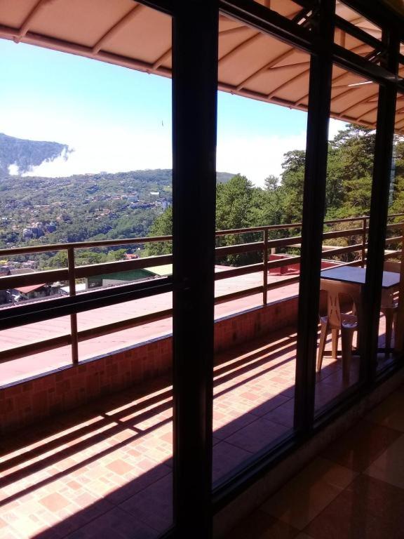 Nespecifikovaný výhled na hory nebo výhled na hory při pohledu z hostelu