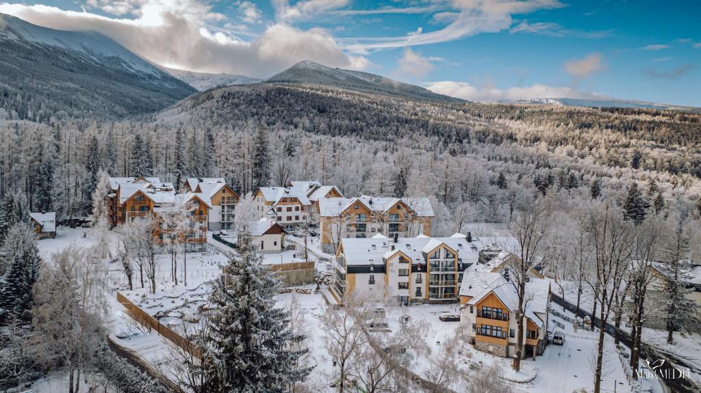 Green Apartments في كارباش: اطلالة جوية على كوخ في الثلج