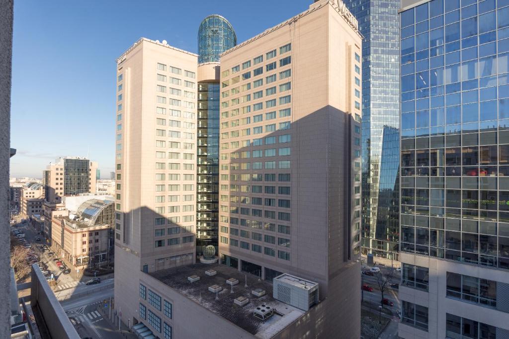 widok miasta z lotu ptaka z wysokimi budynkami w obiekcie Rondo ONZ Business Apartment w Warszawie