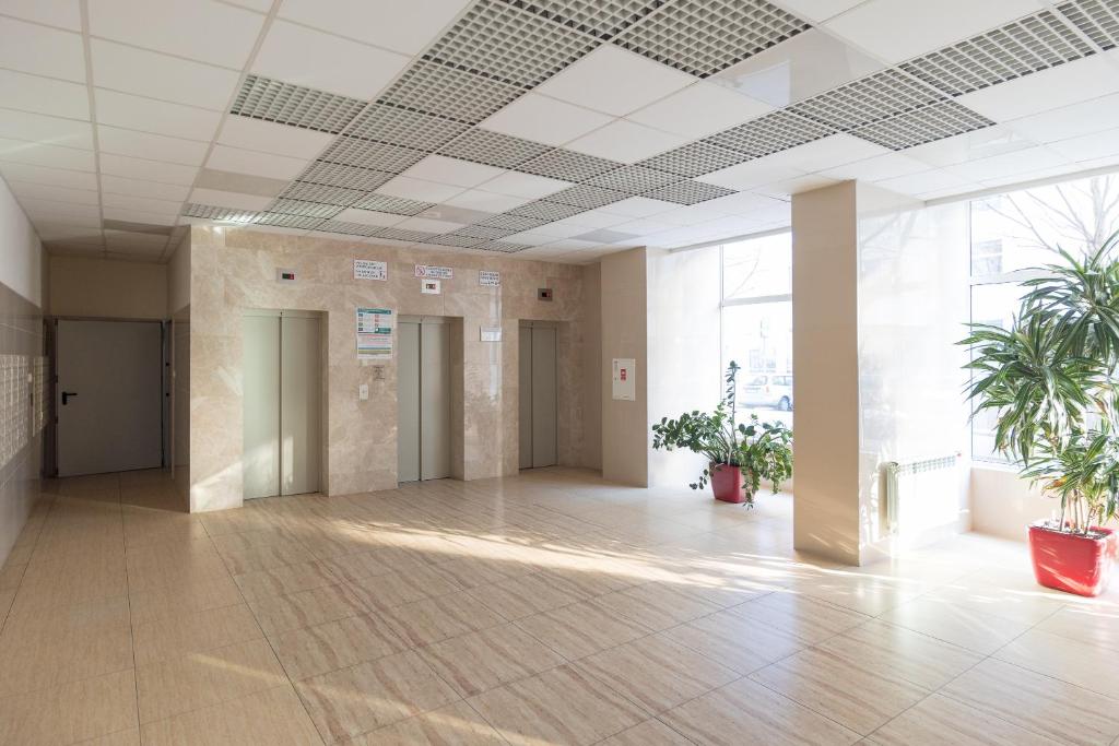 pusty hol z doniczkami w budynku w obiekcie Rondo ONZ Business Apartment w Warszawie