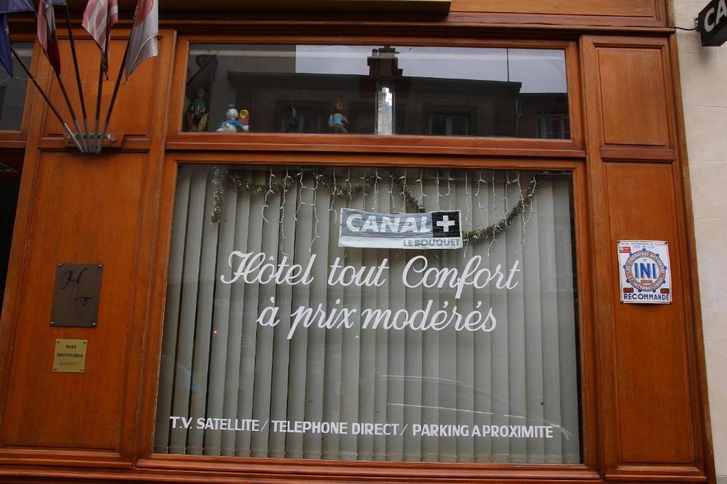 okno z zasłoną w budynku w obiekcie Hotel Telemaque w Paryżu