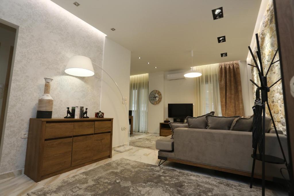 Telewizja i/lub zestaw kina domowego w obiekcie LA Larissa Luxury Apartments Peneus