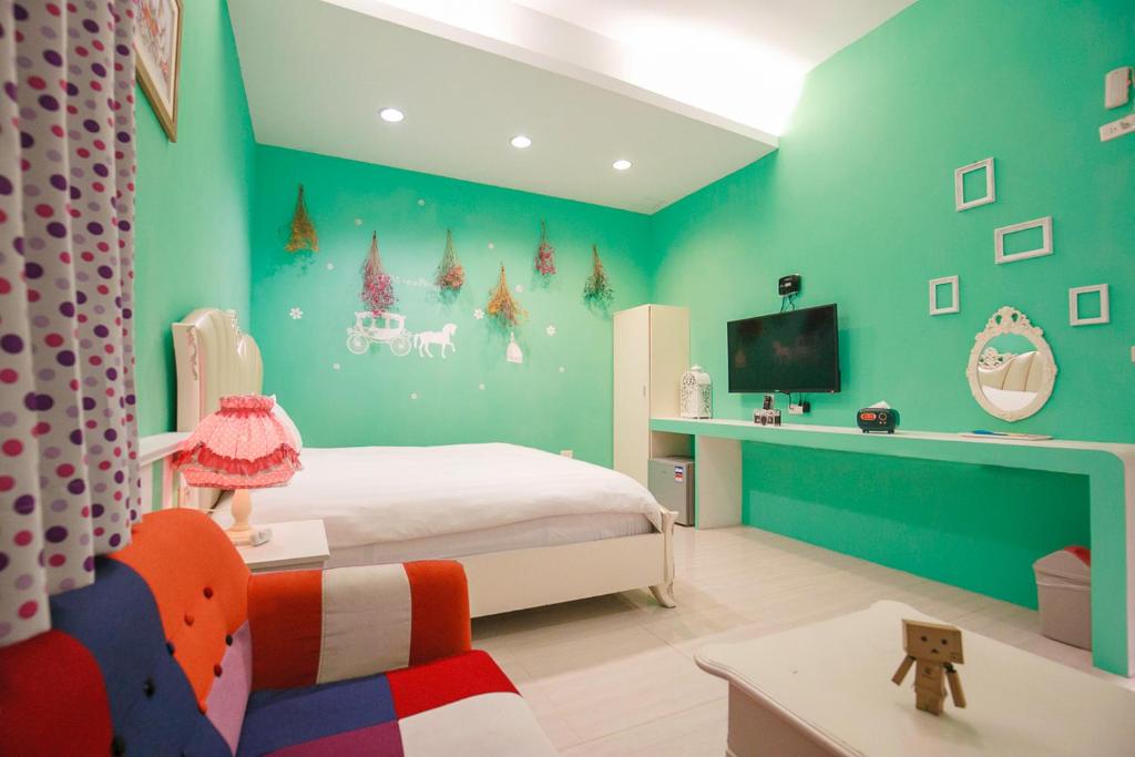 Habitación infantil con cama y TV en Lamanca, en Hualien City