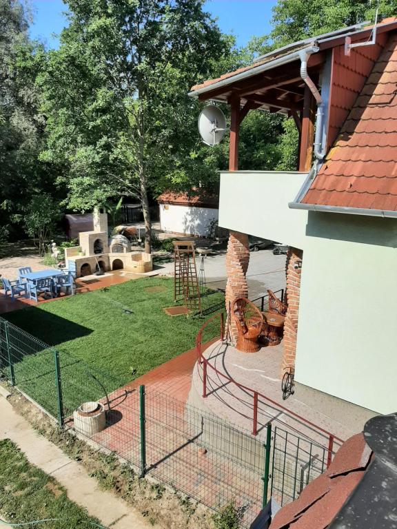 een achtertuin met een barbecue en een tuin bij Krémer Vendégház in Harkány