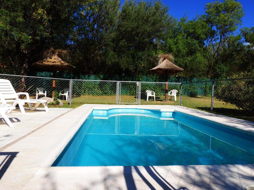 una piscina en un patio con una valla en Toca Madera en Merlo