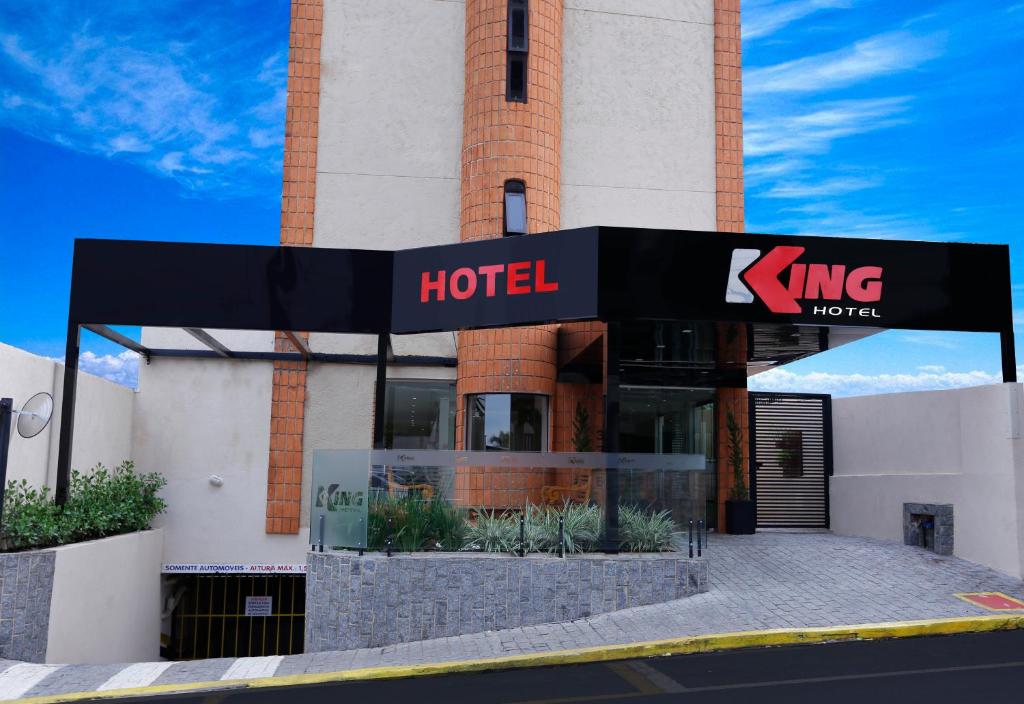 un hotel con un cartel en la parte delantera en Hotel King, en São José do Rio Preto