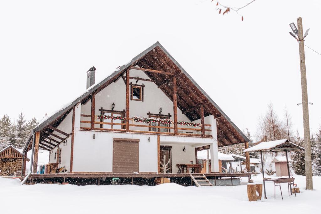 a house being built in the snow at Dolyna Mykolaya in Migovo