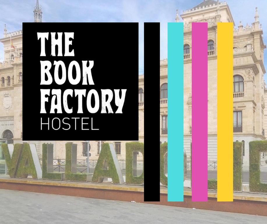 un panneau qui lit l'auberge de jeunesse de l'usine de livres dans l'établissement The Book Factory Hostel, à Valladolid