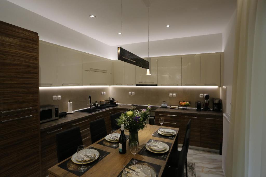 Kuchnia lub aneks kuchenny w obiekcie LA Larissa Luxury Apartments Peneus