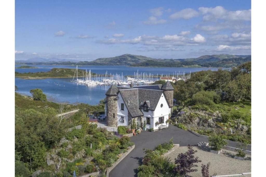 uma vista aérea de uma casa com uma marina em Corrie House em Craobh Haven