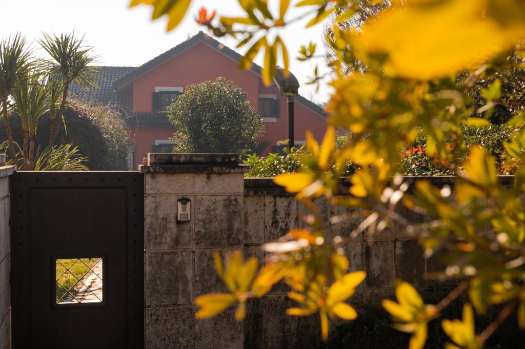 una casa con una puerta y una valla con flores amarillas en Villa Annamaria, en Cassino